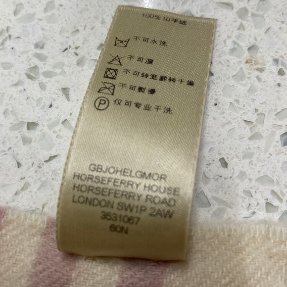 ❌SOLD❌Burberry Cashmere Classic Check Scarf Pink - Picture 5 of 9
